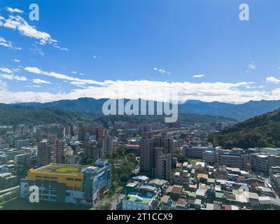 Vista aerea del quartiere di Sanxia nella città di New Taipei, Taiwan. La National Taipei University (NTPU) si trova qui. Foto Stock