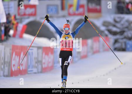 Cielo durante la gara femminile di inseguimento di 10 chilometri della Coppa del mondo di biathlon a Hochfilzen, Austria, domenica 14 dicembre 2014. (AP Photo/Kerstin Joensson) Kaisa MAEKAERAEINEN fin Jubel im Ziel Biathlon Welt Cup 10 KM Verfolgung der Frauen a Hochfilzen, Oesterreich AM 14.12.2014 Foto Stock