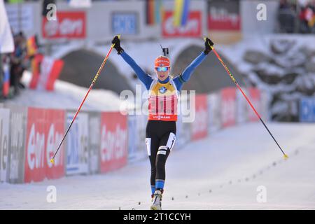 Cielo durante la gara femminile di inseguimento di 10 chilometri della Coppa del mondo di biathlon a Hochfilzen, Austria, domenica 14 dicembre 2014. (AP Photo/Kerstin Joensson) Kaisa MAEKAERAEINEN fin Jubel im Ziel Biathlon Welt Cup 10 KM Verfolgung der Frauen a Hochfilzen, Oesterreich AM 14.12.2014 Foto Stock