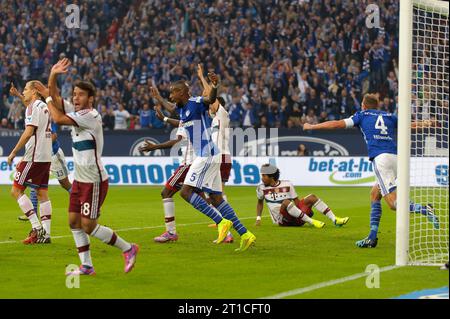 Benedikt Hoewedes (4 - FC Schalke 04) Jubelt nach seinem Tor zum 1:1 FC Schalke 04 - FC Bayern Muenchen 1:1 Fussball Bundesliga Saison 2014/2015 a Gelsenkirchen, Deutschland AM 30.08.2014 Foto Stock