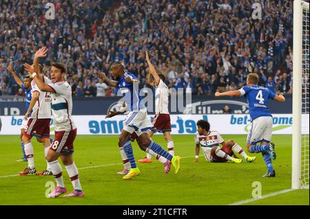 Benedikt Hoewedes (4 - FC Schalke 04) Jubelt nach seinem Tor zum 1:1 FC Schalke 04 - FC Bayern Muenchen 1:1 Fussball Bundesliga Saison 2014/2015 a Gelsenkirchen, Deutschland AM 30.08.2014 Foto Stock