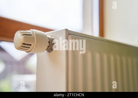 Radiatore nell'appartamento. Batteria bianca riscaldata. Foto Stock