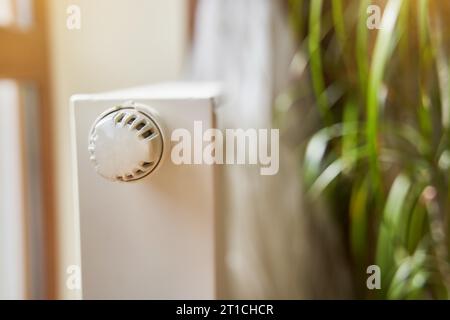 Radiatore nell'appartamento. Batteria bianca riscaldata. Foto Stock