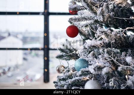 Sfondo natalizio e Capodanno con spazio per le copie. Abete di Capodanno nello studio loft Foto Stock