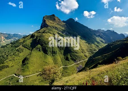 Cime carsiche di pietra calcarea sul ma Pi Leng Sky Walk, ha Giang, Vietnam Foto Stock