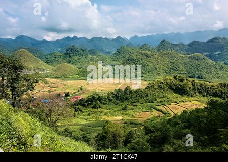 Vista delle Twin Mountains e dell'altopiano carsico calcareo da Quan Ba Heaven Gate, Tam Son, ha Giang, Vietnam Foto Stock