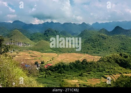 Vista delle Twin Mountains e dell'altopiano carsico calcareo da Quan Ba Heaven Gate, Tam Son, ha Giang, Vietnam Foto Stock