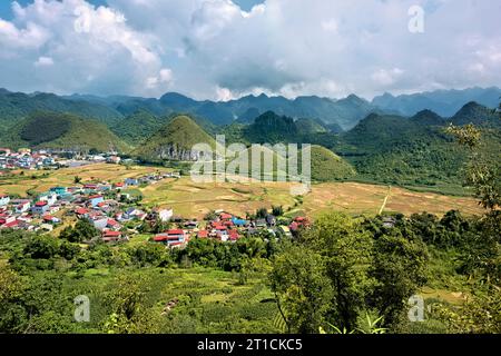 Vista delle Twin Mountains e dell'altopiano carsico calcareo da Quan Ba Heaven Gate, Tam Son, ha Giang, Vietnam Foto Stock