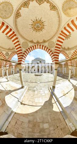 Il complesso della Moschea Bayezid II di Edirne, Turchia, è un maestoso esempio di architettura ottomana del XV secolo con giardini tranquilli, questo complesso comprende un Foto Stock