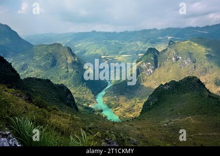 Trekking sopra il fiume NHO Que e tu San Canyon, ma Pi Leng, ha Giang, Vietnam Foto Stock