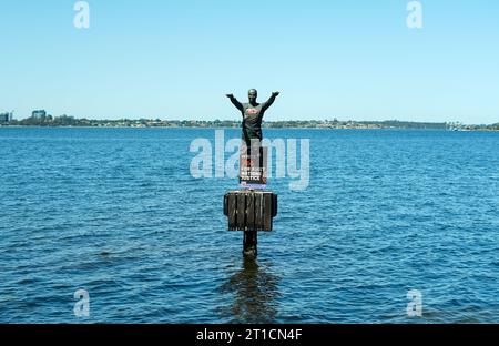 Perth, Australia - 13 ottobre 2023 l'Eliza è una scultura in bronzo a Perth, Australia Occidentale, su di essa sono stati collocati poster e maglietta di voto sì prima del referendum Aboriginal and Torres Strait Islander Voice. Sabato 14 ottobre 2023, gli australiani avranno la loro voce in un referendum sulla possibilità di cambiare la Costituzione, in quanto agli elettori verrà chiesto di votare “sì” o “no” su una singola domanda. La domanda sulla scheda elettorale sarà: “Una proposta di legge: Modificare la Costituzione per riconoscere i primi popoli d’Australia istituendo una voce aborigena e Torres Strait Islander. Fallo Foto Stock