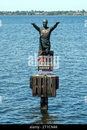 Perth, Australia - 13 ottobre 2023 l'Eliza è una scultura in bronzo a Perth, Australia Occidentale, su di essa sono stati collocati poster e maglietta di voto sì prima del referendum Aboriginal and Torres Strait Islander Voice. Sabato 14 ottobre 2023, gli australiani avranno la loro voce in un referendum sulla possibilità di cambiare la Costituzione, in quanto agli elettori verrà chiesto di votare “sì” o “no” su una singola domanda. La domanda sulla scheda elettorale sarà: “Una proposta di legge: Modificare la Costituzione per riconoscere i primi popoli d’Australia istituendo una voce aborigena e Torres Strait Islander. Fallo Foto Stock