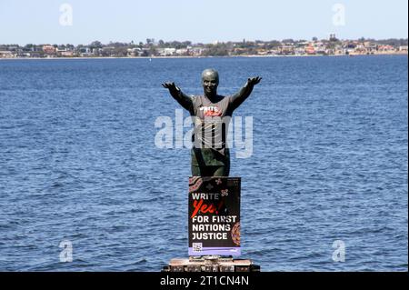 Perth, Australia - 13 ottobre 2023 l'Eliza è una scultura in bronzo a Perth, Australia Occidentale, su di essa sono stati collocati poster e maglietta di voto sì prima del referendum Aboriginal and Torres Strait Islander Voice. Sabato 14 ottobre 2023, gli australiani avranno la loro voce in un referendum sulla possibilità di cambiare la Costituzione, in quanto agli elettori verrà chiesto di votare “sì” o “no” su una singola domanda. La domanda sulla scheda elettorale sarà: “Una proposta di legge: Modificare la Costituzione per riconoscere i primi popoli d’Australia istituendo una voce aborigena e Torres Strait Islander. Fallo Foto Stock