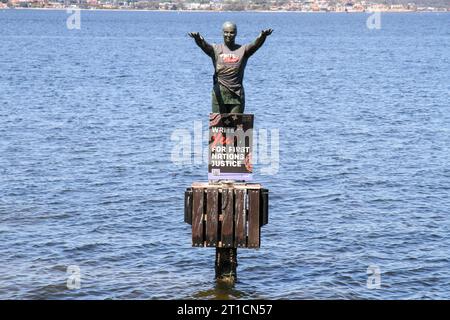 Perth, Australia - 13 ottobre 2023 l'Eliza è una scultura in bronzo a Perth, Australia Occidentale, su di essa sono stati collocati poster e maglietta di voto sì prima del referendum Aboriginal and Torres Strait Islander Voice. Sabato 14 ottobre 2023, gli australiani avranno la loro voce in un referendum sulla possibilità di cambiare la Costituzione, in quanto agli elettori verrà chiesto di votare “sì” o “no” su una singola domanda. La domanda sulla scheda elettorale sarà: “Una proposta di legge: Modificare la Costituzione per riconoscere i primi popoli d’Australia istituendo una voce aborigena e Torres Strait Islander. Fallo Foto Stock