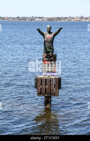 Perth, Australia - 13 ottobre 2023 l'Eliza è una scultura in bronzo a Perth, Australia Occidentale, su di essa sono stati collocati poster e maglietta di voto sì prima del referendum Aboriginal and Torres Strait Islander Voice. Sabato 14 ottobre 2023, gli australiani avranno la loro voce in un referendum sulla possibilità di cambiare la Costituzione, in quanto agli elettori verrà chiesto di votare “sì” o “no” su una singola domanda. La domanda sulla scheda elettorale sarà: “Una proposta di legge: Modificare la Costituzione per riconoscere i primi popoli d’Australia istituendo una voce aborigena e Torres Strait Islander. Fallo Foto Stock