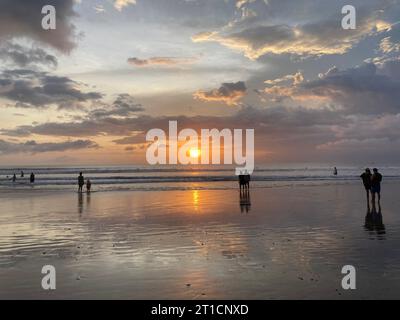 Bali, Indonesia. 9 ottobre 2022. I turisti potranno ammirare il tramonto sulla spiaggia di Kuta. Bali impone una tassa turistica dal 14 febbraio 2024. Questo sta causando molte discussioni. Crediti: Carola Frentzen/dpa/Alamy Live News Foto Stock