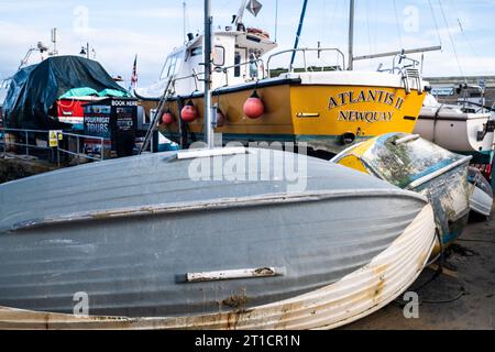 Barche da pesca e gommoni immagazzinati sulla banchina durante l'inverno nel porto di Newquay a Newquay, in Cornovaglia, nel Regno Unito e in Europa. Foto Stock