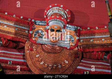 26 ottobre 2019, Kannur, Kerala. Un artista Theyam esegue il rituale durante il festival del tempio a Kannur. È una forma di arte popolare ritualistica di Ker Foto Stock