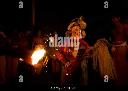 26 ottobre 2019, Kannur, Kerala. Un artista Theyam esegue il rituale durante il festival del tempio a Kannur. È una forma di arte popolare ritualistica di Ker Foto Stock