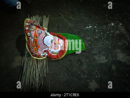 26 ottobre 2019, Kannur, Kerala. Un artista Theyam esegue il rituale durante il festival del tempio a Kannur. È una forma di arte popolare ritualistica di Ker Foto Stock