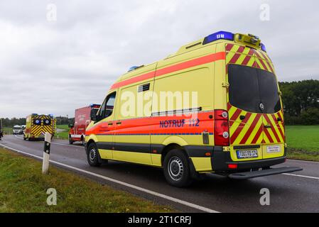 Schkeuditz - Motor rausgerissen, Auto Überschlagen: 4 Verletzte bei Unfall auf B181 12.10.2023 gegen 14,20 Uhr Schkeuditz OT Dölzig, B181 Fotograf: EHL Media/Sven Kunze IM Bild: Mehrere Rettungswagen stehen an der Unfallstelle. Zu einem schweren Unfall kam es am Donnerstag auf der B181 westlich von Leipzig. Dabei ist der Fahrer eines Ford mit seinem Auto in einer Linkskurve in den Gegenverkehr geraten und mit zwei Autos zusammengestoßen, eines überschlug sich anschließend. Vier Menschen wurden verletzt, zwei davon schwer. Die Feuerwehr nahm ausgelaufene Betriebsmittel auf. Die Polizei ermittel Foto Stock