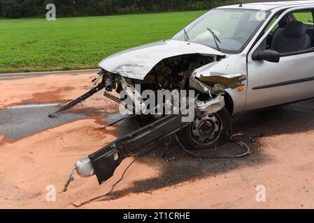 Schkeuditz - Motor rausgerissen, Auto Überschlagen: 4 Verletzte bei Unfall auf B181 12.10.2023 gegen 14,20 Uhr Schkeuditz OT Dölzig, B181 Fotograf: EHL Media/Sven Kunze IM Bild: Ein stark beschädigtes, demoliertes Auto steht nach einem Unfall auf der Straße. Die Feuerwehr musste ausgelaufene Betriebsmittel aufnehmen. Zu einem schweren Unfall kam es am Donnerstag auf der B181 westlich von Leipzig. Dabei ist der Fahrer eines Ford mit seinem Auto in einer Linkskurve in den Gegenverkehr geraten und mit zwei Autos zusammengestoßen, eines überschlug sich anschließend. Vier Menschen wurden verletzt, Foto Stock