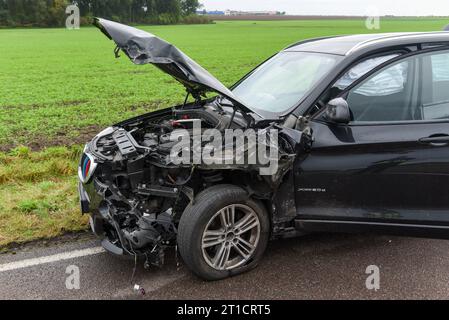 Schkeuditz - Motor rausgerissen, Auto Überschlagen: 4 Verletzte bei Unfall auf B181 12.10.2023 gegen 14,20 Uhr Schkeuditz OT Dölzig, B181 Fotograf: EHL Media/Sven Kunze IM Bild: Ein schwer beschädigtes, demoliertes Auto steht nach einem Unfall der Straße. Zu einem schweren Unfall kam es am Donnerstag auf der B181 westlich von Leipzig. Dabei ist der Fahrer eines Ford mit seinem Auto in einer Linkskurve in den Gegenverkehr geraten und mit zwei Autos zusammengestoßen, eines überschlug sich anschließend. Vier Menschen wurden verletzt, zwei davon schwer. Die Feuerwehr nahm ausgelaufene Betriebsmitt Foto Stock