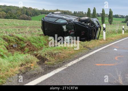 Schkeuditz - Motor rausgerissen, Auto Überschlagen: 4 Verletzte bei Unfall auf B181 12.10.2023 gegen 14,20 Uhr Schkeuditz OT Dölzig, B181 Fotograf: EHL Media/Sven Kunze IM Bild: Ein schwer beschädigtes, demoliertes Auto steht liegt nach einem Überschlag auf der Seite neben der Straße. Zu einem schweren Unfall kam es am Donnerstag auf der B181 westlich von Leipzig. Dabei ist der Fahrer eines Ford mit seinem Auto in einer Linkskurve in den Gegenverkehr geraten und mit zwei Autos zusammengestoßen, eines überschlug sich anschließend. Vier Menschen wurden verletzt, zwei davon schwer. Die Feuerwehr Foto Stock