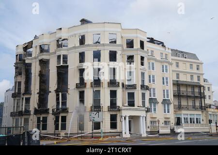 Foto del file datata 16/07/23 della scena a Brighton dopo un incendio al Royal Albion Hotel. Un incendio che ha "rovinato" uno storico hotel di Brighton è stato probabilmente innescato da una sigaretta scartata, ha detto il servizio antincendio e di soccorso dell'East Sussex. Gli equipaggi furono chiamati al Royal Albion Hotel sul lungomare della città dell'East Sussex alle 17:30 di sabato 15 luglio, combattendo l'incendio che fu messo sotto controllo dal 17 luglio. Data di pubblicazione: Venerdì 13 ottobre 2023. Foto Stock
