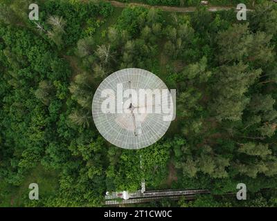 grande radiotelescopio nella foresta, foto aerea dal drone Foto Stock