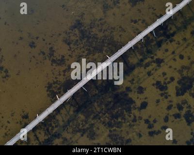 Vista aerea del ponte sul lago. Foto del drone. Foto Stock