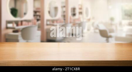 piano portapaziente vuoto in legno marrone per la visualizzazione del prodotto su sfondo interno sfocato per salone di bellezza e parrucchiere Foto Stock