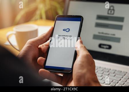 autenticazione in due fasi. codice di verifica sullo schermo dello smartphone per l'identificazione dell'identità per l'online banking. tecnologia di sicurezza informatica Foto Stock