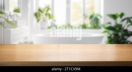 piano in legno marrone vuoto per l'esposizione del prodotto su sfondo interno del bagno sfocato e luminoso Foto Stock