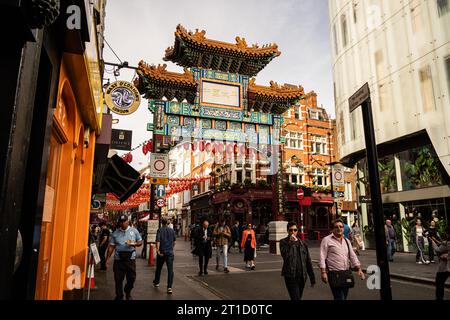 Londra, Inghilterra - 4 ottobre 2023: Chinatown a Covent Garden. Pieno di ristoranti asiatici, panetterie e caffe' Foto Stock