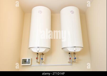 Due scaldacqua elettrici a parete. Due caldaie per riscaldamento dell'acqua montate a parete per uso domestico. Niente persone. Foto Stock
