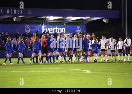 Everton Women / Manchester City Women LA fa Women'S LEAGUE CUP LIVERPOOL, INGHILTERRA - 11 OTTOBRE 2023 squadre stringono la mano prima della partita di fa Women's Continental Tyres League Cup Northern Section Group B tra Everton e Manchester City al Walton Hall Park l'11 ottobre 2023 a Liverpool, Inghilterra. (Foto di Alan Edwards per f2images) Foto Stock