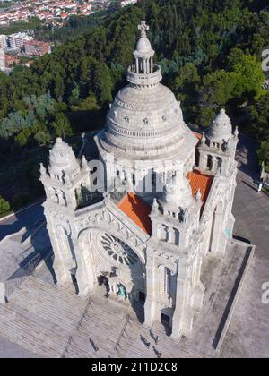 Vista aerea con droni della Basilica di Santa Luzia a Viana do Castelo Foto Stock