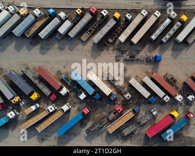 vista aerea di un parcheggio di autocarri pronti per il carico di container e la consegna. Foto Stock