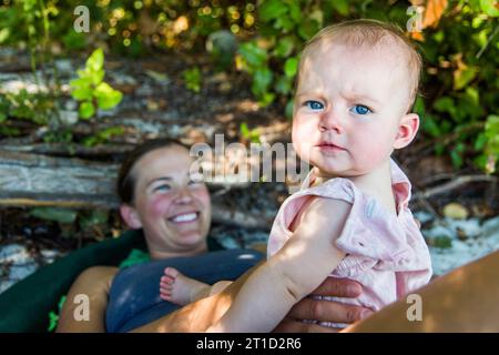 Baby sitter in braccio alle mamme, Cortes Island, Canada Foto Stock