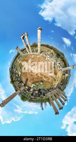 Vista su un piccolo pianeta dell'antico Tempio di Afrodite nell'antica città di Afrodisia. Con squisite opere d'arte in marmo e colonne dedicate alla dea di Foto Stock