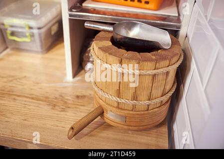 Serbatoio di legno per la produzione di olio di semi, nessuna gente Foto Stock