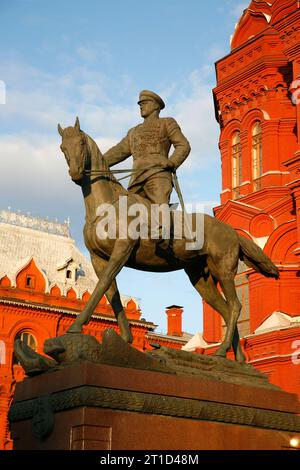 La Statua del maresciallo Georgy Zhukov del museo storico di piazza Manezhnaya, Mosca, Russia. Foto Stock