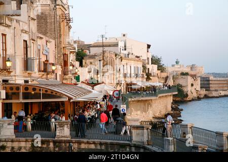 Zona fronte mare con ristoranti nella zona storica di Ortigia, Siracusa, Sicilia. Foto Stock