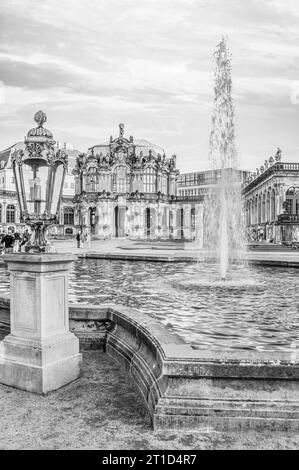 Fontana nel cortile del Palazzo Zwinger a Dresda, Sassonia, Germania Foto Stock