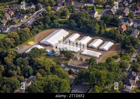 Luftbild, Flüchtlingsunterkunft auf dem Sportplatz der früheren Gerhart-Hauptmann-Realschule Bismarckstraße, Hervest, Dorsten, Ruhrgebiet, Nordrhein-Westfalen, Deutschland ACHTUNGxMINDESTHONORARx60xEURO *** Vista aerea, rifugio per rifugiati sul campo sportivo dell'ex Gerhart Hauptmann Realschule Bismarckstraße, Hervest, Dorsten, zona della Ruhr, Renania settentrionale-Vestfalia, Germania ATTENTIONxMINESTHONORARx60xEURO credito: Imago/Alamy Live News Foto Stock