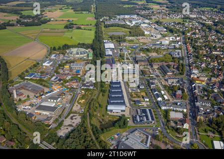 Luftbild, Gewerbegebiet an der Wienbecke, Feuerwehr und Rundhalle, CreativQuartier Fürst Leopold, ehemals Zeche Schacht 2 Fürst-Leopold mit Fördergerüst, Hervest, Dorsten, Ruhrgebiet, Nordrhein-Westfalen, Deutschland ACHTUNGxMINDESTHONORARx60xEURO *** Vista aerea, zona industriale AN der Wienbecke, vigili del fuoco e sala rotonda, CreativQuartier Fürst Leopold, ex pozzo di miniera 2 Fürst Leopold con torretta, Hervest, Dorsten, zona della Ruhr, Renania settentrionale Vestfalia, Germania ATTENTIONxMINESTHONORARx60xEURO credito: Imago/Alamy Live News Foto Stock