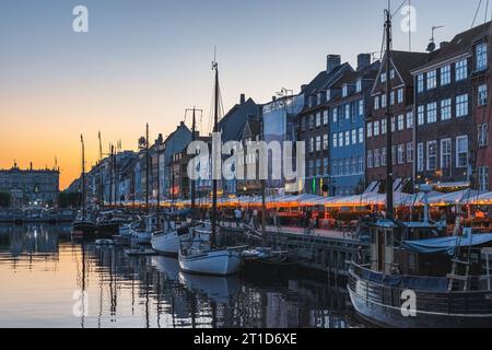 Splendido tramonto su Nyhavn a Copenaghen, Danimarca Foto Stock