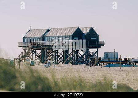 Palafitte sulla spiaggia nel Mare del Nord, Germania Foto Stock