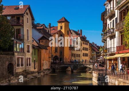 Quai de l'eveche sul fiume Thiou, durante il giorno, e il Palais de l'Isle sulla destra, ad Annecy, alta Savoia, Francia Foto Stock